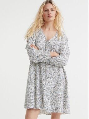 H&M A Line Long Sleeve V Neck Blue and White Ditsy Floral Flowy Dress S NWOT